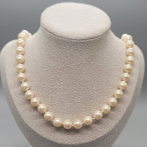 AVON Vintage Faux Pearl Necklace - Picture 1 of 4